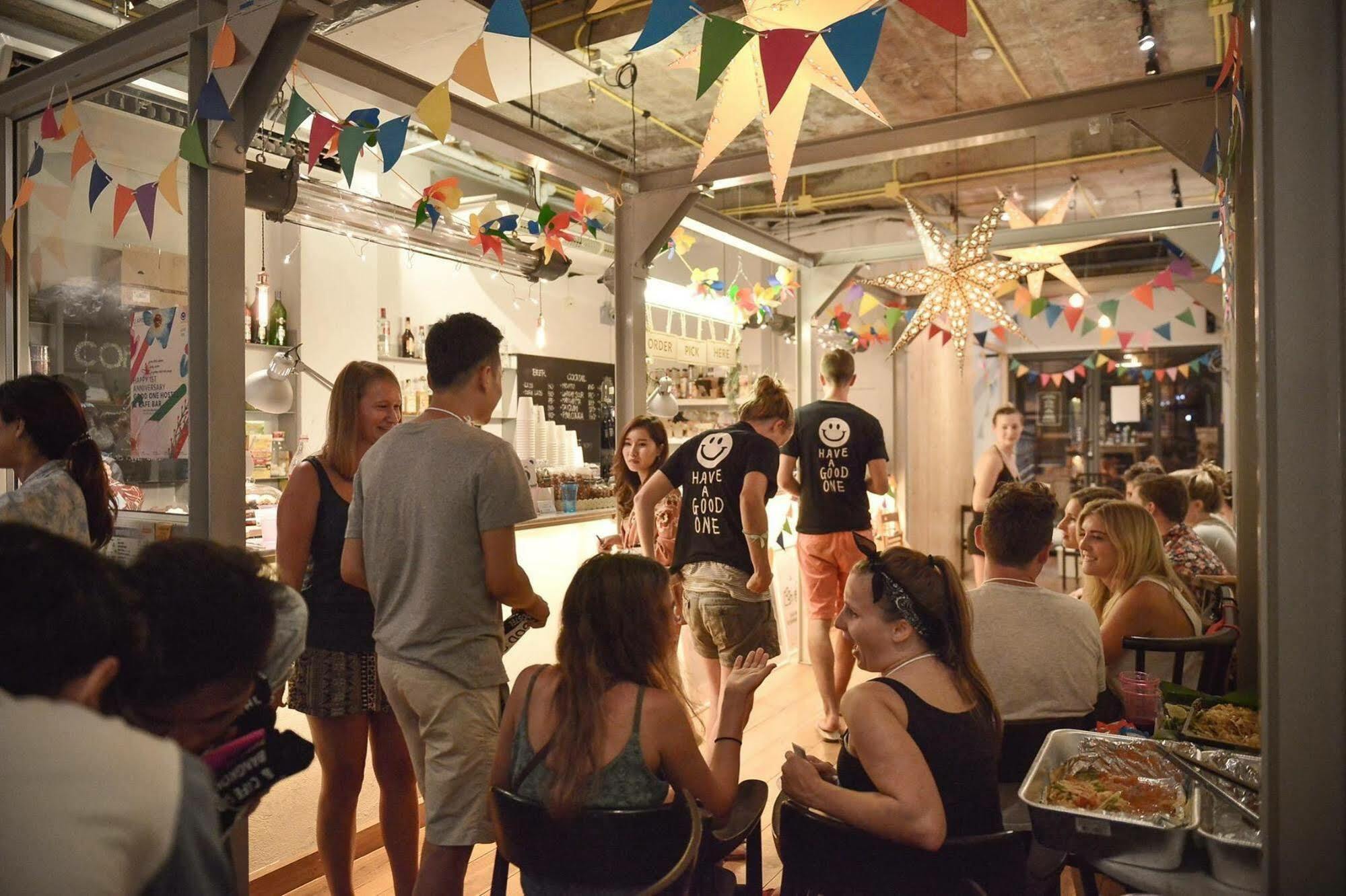 Good One Poshtel & Cafe Bar Hostel Bangkok Exterior photo