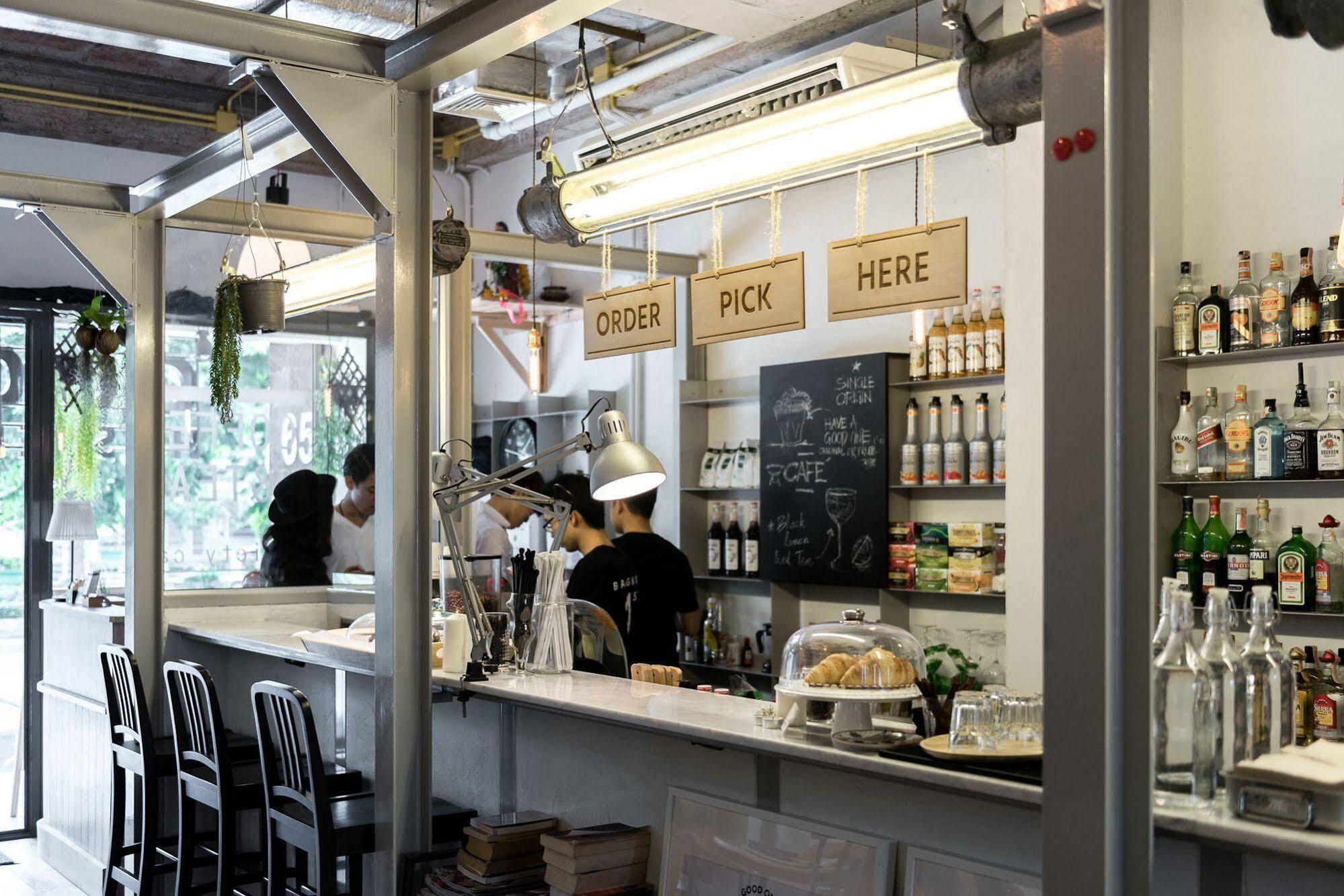Good One Poshtel & Cafe Bar Hostel Bangkok Exterior photo